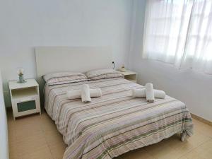 Postel nebo postele na pokoji v ubytování The Heights - Los Cristianos - heated pool - WiFi free