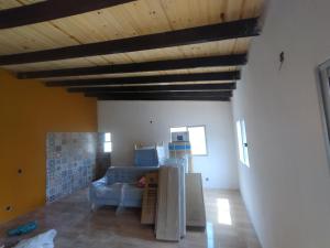 een woonkamer met een bank en een houten plafond bij Villas Laura in Punta Del Diablo