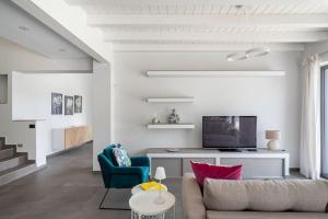un soggiorno con divano e TV di 3 Bedroom Modern Villa, Pool, Savoca, East Sicily a Casalvecchio Siculo