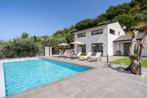 una villa con piscina e una casa di 3 Bedroom Modern Villa, Pool, Savoca, East Sicily a Casalvecchio Siculo