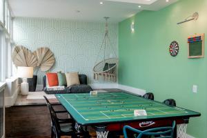 sala de estar con mesa de ping pong en Duplex a 80m da Praia de Copacabana | RPU 72/811, en Río de Janeiro
