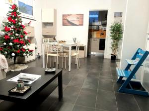 una sala de estar con un árbol de Navidad y una mesa en Maison Beauregard, en Aosta