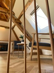 ein Wohnzimmer mit Holzdecken und einem Dachfenster in der Unterkunft Un petit nid atypique au cœur de Munster in Munster