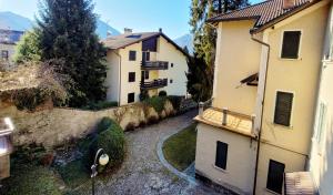 un vicolo tra due edifici in una città di Authentic mountain house in Barzio center a Barzio