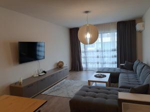 salon z kanapą i telewizorem z płaskim ekranem w obiekcie City Apartments 2 w mieście Pazardżik