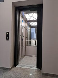 una puerta abierta a un pasillo con balcón en City Apartments 2 en Pazardzhik