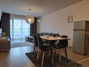 kuchnia i salon ze stołem i krzesłami w obiekcie City Apartments 2 w mieście Pazardżik