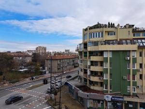 un edificio con gente sentada encima de él en una calle en City Apartments 2 en Pazardzhik