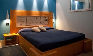 A bed or beds in a room at Locanda dei Poeti Rooms & Apartments