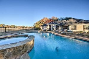 una piscina frente a una casa en The Crown Goose - Bullard Home with Pool and Spa! en Bullard