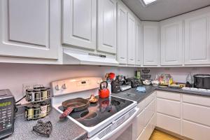 Una cocina o zona de cocina en Fort Gaines Cabin with Deck and Private Boat Dock