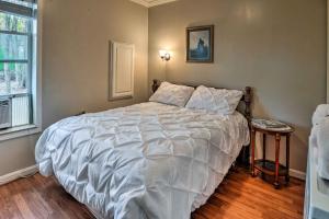 ein Schlafzimmer mit einem großen Bett mit einer weißen Bettdecke in der Unterkunft Monroe Cottage Less Than 12 Mi to Downtown! in Monroe