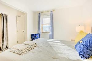um quarto branco com uma cama grande e uma janela em New Paltz Apt - 11 Mi to Poughkeepsie! em New Paltz