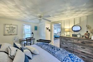- une chambre avec un lit et un ventilateur de plafond dans l'établissement Historic Marshall Log Cabin Less Than 1 Mi to Dtwn!, à Marshall