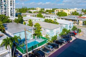 uma vista aérea de um parque de estacionamento com carros estacionados em PRAIA Hotel Boutique & Apartments Miami Beach em Miami Beach