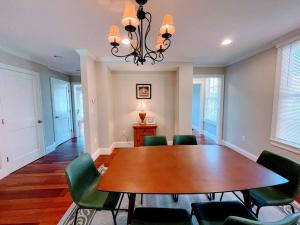 uma sala de jantar com uma mesa e cadeiras verdes em Phillips Academy Andover, Easy Commute to Boston, Free Parking 3 Bedrooms, 2 Baths em Andover