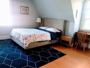 um quarto com uma cama e um tapete azul em Phillips Academy Andover, Easy Commute to Boston, Free Parking 3 Bedrooms, 2 Baths em Andover