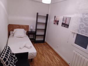 A bed or beds in a room at Reformado, cómodo y funcional en Medina del Campo