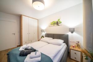 Postel nebo postele na pokoji v ubytování Maya's Flats & Resorts 43 -Swietej Babary