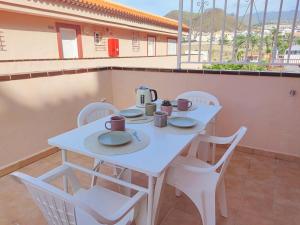 Příslušenství pro přípravu čaje a kávy v ubytování The Heights - Los Cristianos - heated pool - WiFi free
