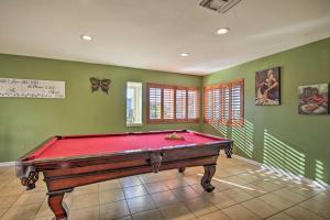 Biliár nebo kulečník v ubytování Breeze By the Pool Chula Vista Home with Game Room