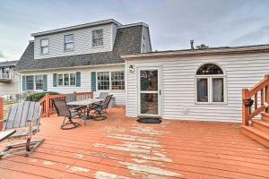 Cette maison dispose d'une terrasse avec une table et des chaises. dans l'établissement Spacious Michigan Home with Private Hot Tub, à Gladstone