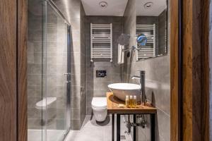A bathroom at Barnovi Boutique Hotel