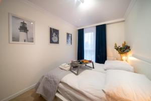 um quarto com duas camas e uma mesa na cama em Maya's Flats & Resorts 53 - Aura 40 em Gdansk