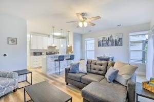 Dapur atau dapur kecil di Walk to TCU Fort Worth Retreat with Balcony!