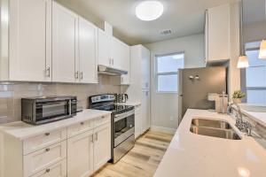 Dapur atau dapur kecil di Walk to TCU Fort Worth Retreat with Balcony! +16 gambar