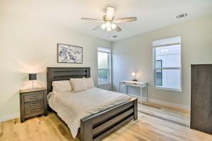 um quarto com uma cama e uma ventoinha de tecto em Fort Worth Retreat with Balcony Walk to TCU! em Fort Worth