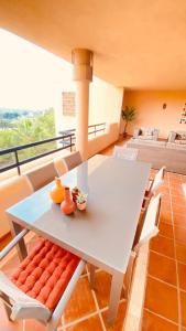 una mesa blanca y sillas en la sala de estar. en Elviria Apartment, en Marbella