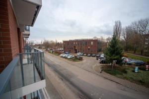 uma vista para a rua a partir de uma varanda de um edifício em Maya's Flats & Resorts 53 - Aura 40 em Gdansk