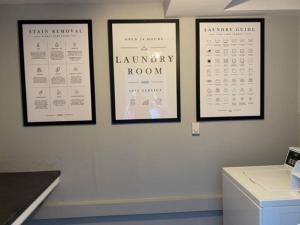 tres calendarios colgando en una pared con una lavandería en The Bernice - 2 Bedroom Apt in Quilt Town, USA, en Hamilton
