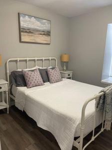 Un dormitorio con una cama blanca con almohadas. en The Bernice - 2 Bedroom Apt in Quilt Town, USA, en Hamilton