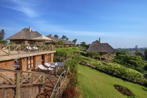 een luchtzicht op een resort met een gazon en gebouwen bij Neptune Ngorongoro Luxury Lodge - All Inclusive in Ngorongoro