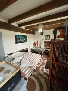 1 dormitorio con 1 cama grande y 1 mesa en La Symbiose 23, en Chambon-sur-Voueize