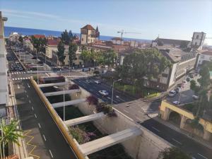 - une vue sur une rue de la ville avec des voitures sur la route dans l'établissement Atlantic Blue I, à Funchal