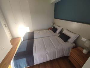 - une chambre avec un grand lit dans l'établissement Atlantic Blue I, à Funchal