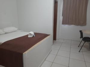 Postel nebo postele na pokoji v ubytování Londres Royal Hotel - Cama de alvenaria