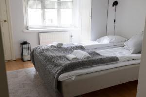 um quarto com 2 camas e toalhas em 2ndhomes Charming Central 1BR City Apartment with Great Location em Helsinque