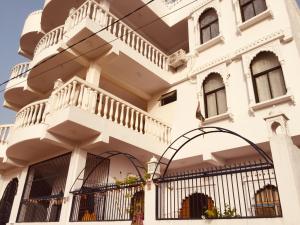 齋浦爾的住宿－Casa Humana，带阳台和门的白色房屋