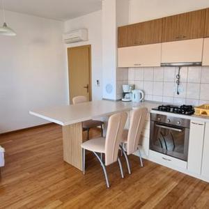 uma cozinha com mesa e cadeiras num quarto em Apartmani Gizela em Trogir
