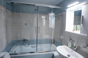La salle de bains est pourvue d'une douche, d'une baignoire et d'un lavabo. dans l'établissement Agathi's house, à Mitikas