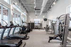 um ginásio com equipamento cardiovascular e máquinas de piso em Kasa 2nd Street Austin em Austin