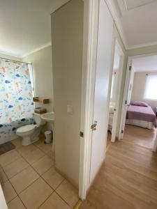 1 dormitorio y baño con aseo y lavamanos. en Hermosa casa en la serena en La Serena