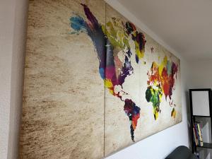 Una mappa del mondo su un muro di Chouett'Appart proche frontières a Village-Neuf