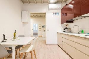- une cuisine avec une table et des chaises dans la chambre dans l'établissement Cozy apartment near Ponte Vecchio, à Florence