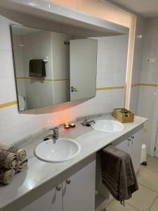 een badkamer met 2 wastafels en een grote spiegel bij Casa Palmera - El Bosque - Playa Flamenca in Playa Flamenca
