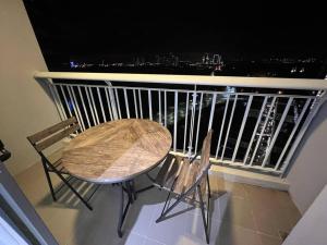 - Balcón con vistas, mesa y 2 sillas en Teega Suites #2203 Puteri Harbour Iskandar Puteri en Nusajaya